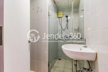 Bathroom Middle Floor Studio Apartment with City View at Tamansari Sudirman