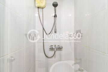 Bathroom Middle Floor Studio Apartment with City View at Tamansari Sudirman