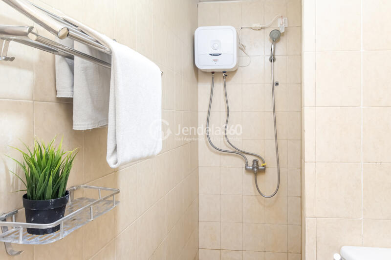 Bathroom 2BR Apartment with Glamourous Interior and City View at Mediterania Marina Ancol Apartment