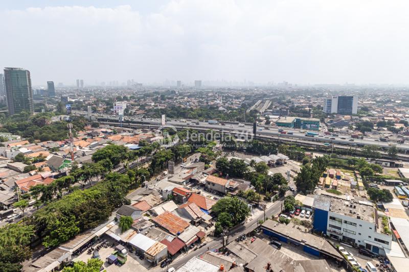 Balcony Comfy Studio Apartment at Southgate Residence Tower Altuera