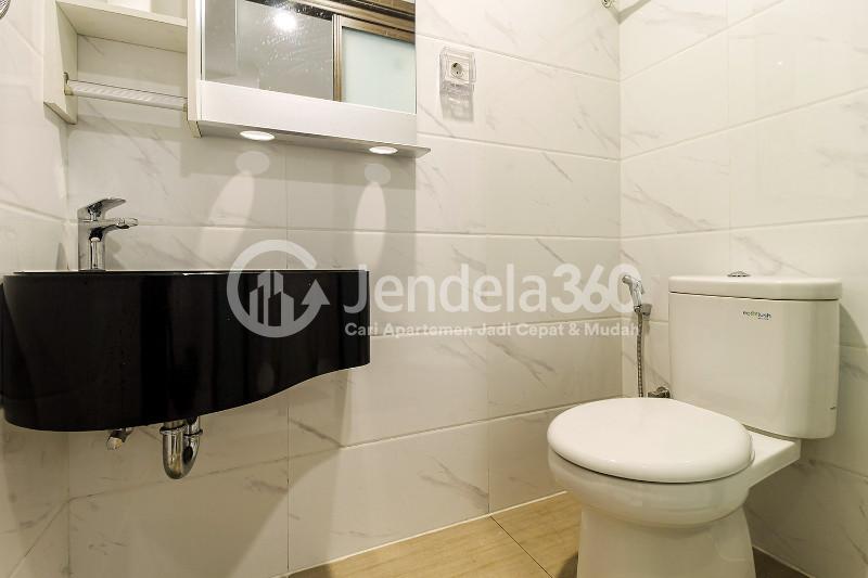 Bathroom Lovely Studio Apartment with A Comfortable Garden at Sky House Alam Sutera