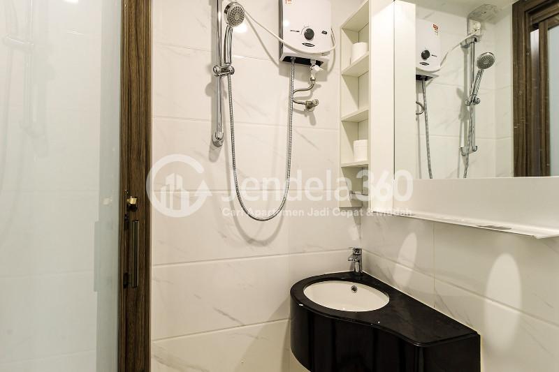 Bathroom Lovely Studio Apartment with A Comfortable Garden at Sky House Alam Sutera