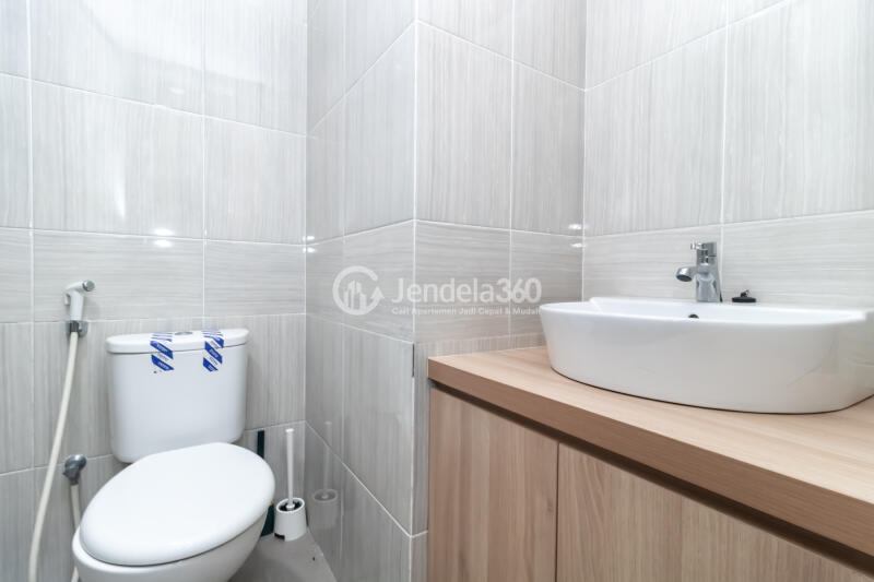 Bathroom Fancy Studio Apartment Middle Floor with City View at Vasanta Innopark Apartment