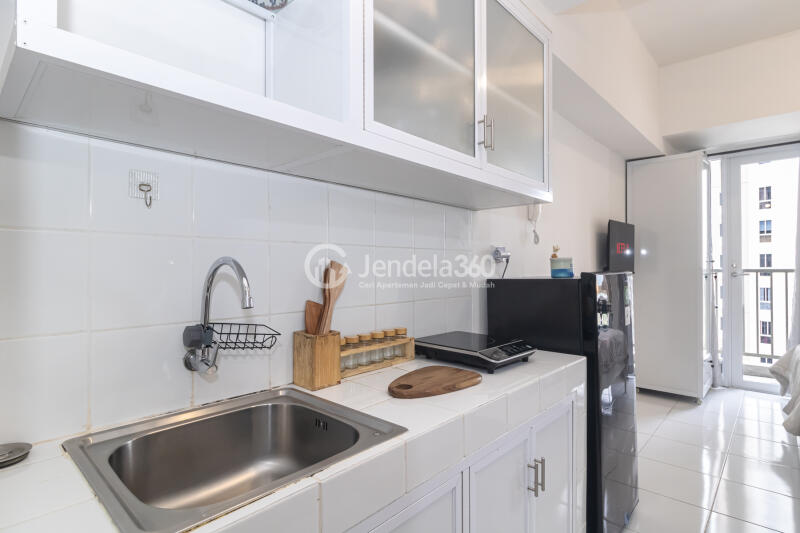 Kitchen A Comfy and Compact Studio Apartment with City View at Tokyo Riverside