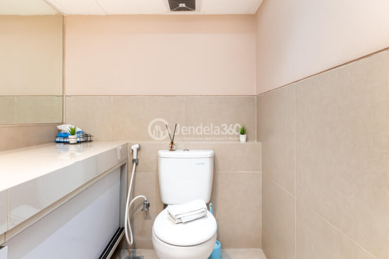 Bathroom Homey 1BR Apartment High Floor with City View at U Residence Karawaci
