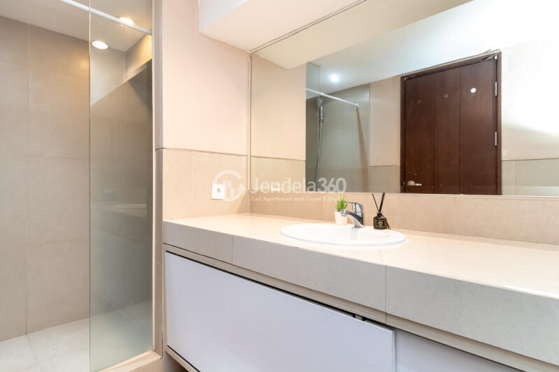 Bathroom Homey 1BR Apartment High Floor with City View at U Residence Karawaci