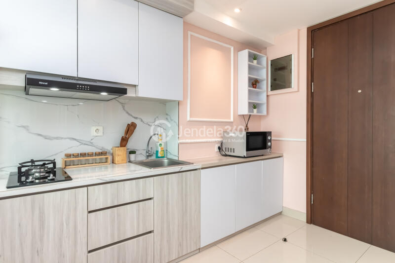Kitchen Homey 1BR Apartment High Floor with City View at U Residence Karawaci