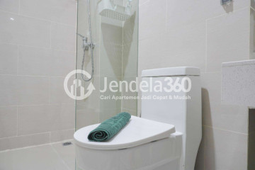 Bathroom High Floor Studio Apartment with City View at Daan Mogot City Apartment