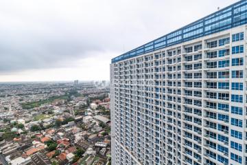 Balcony Simply Look 2BR Apartment High Floor with  View at Puri Mansion