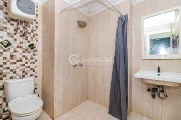 Bathroom 2BR Apartment with City View at Semanggi Apartment