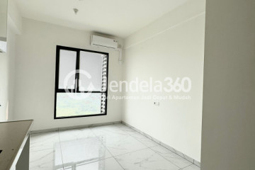 Bedroom Stylish Studio Apartment Low Floor with  View at Sky House Alam Sutera