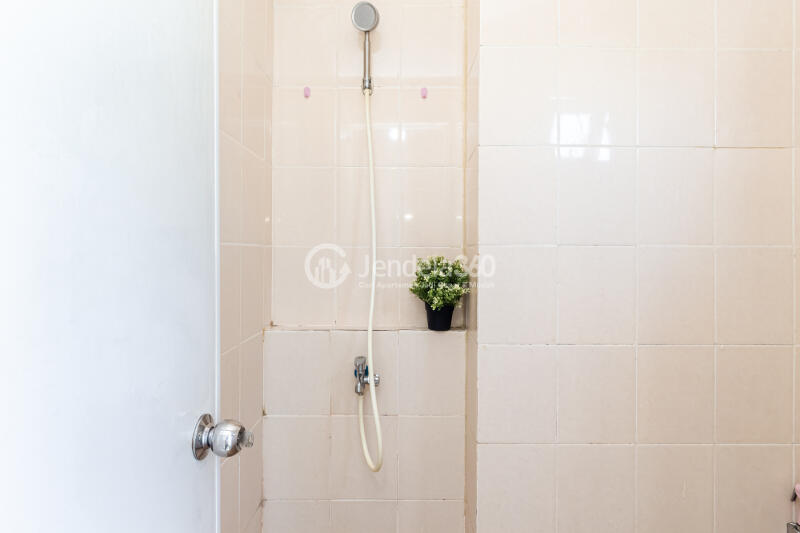 Bathroom Studio Puri Park View Apartment at Tower CB