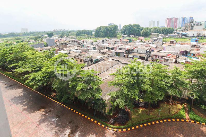 Balcony Relaxing Studio Apartment at The Crest West Vista Puri on Lower Ground
