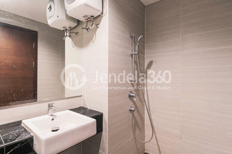 Bathroom Relaxing Studio Apartment at The Crest West Vista Puri on Lower Ground