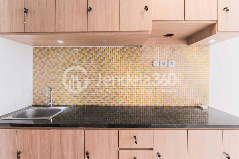 Kitchen Relaxing Studio Apartment at The Crest West Vista Puri on Lower Ground