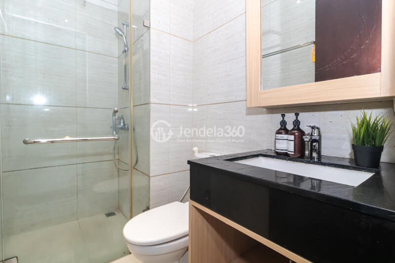 Bathroom Middle Floor Studio Apartment with City View at Brooklyn Alam Sutera Apartment