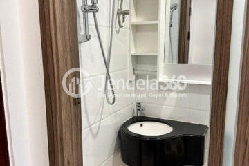 Bathroom High Floor Studio Apartment with  View at Sky House Alam Sutera