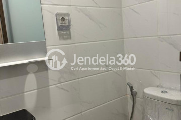 Bathroom High Floor Studio Apartment with  View at Sky House Alam Sutera