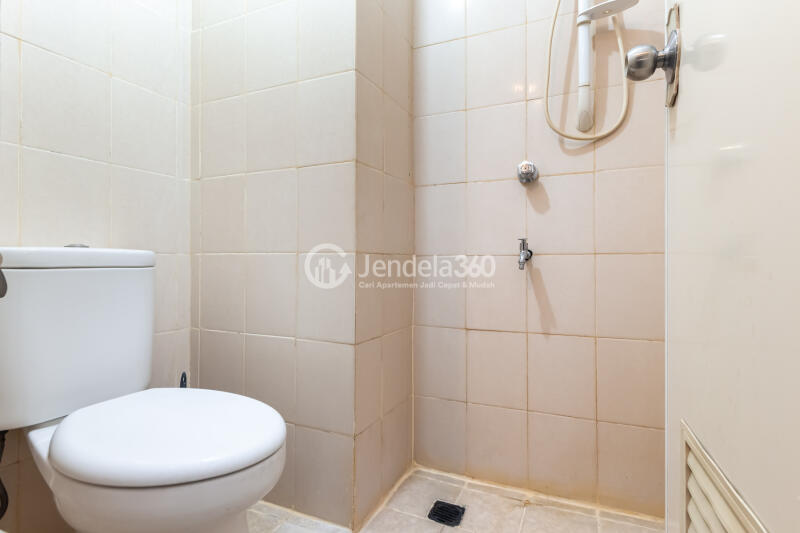 Bathroom Cozy Studio Apartment at Serpong Green View Apartment Tower Apartemen serpong green view C0517 serpong
