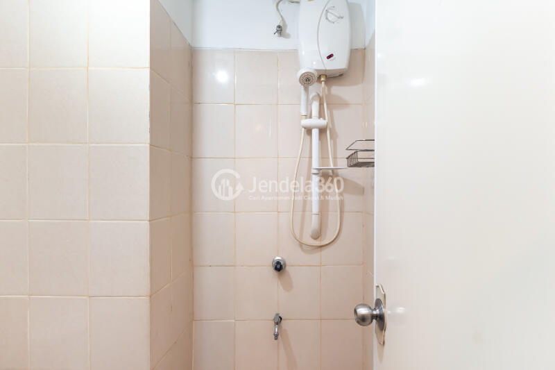 Bathroom Cozy Studio Apartment at Serpong Green View Apartment Tower Apartemen serpong green view C0517 serpong