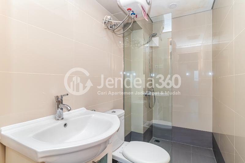 Bathroom 2 2BR Maqna Residence Apartment at Low Floor