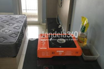 Kitchen Studio Apartment with Swimming Pool View at Green Lake Sunter Apartment