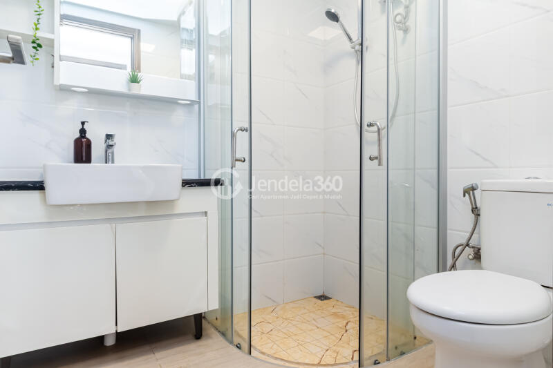 Bathroom 3BR Apartment with  View at Sky House BSD Apartment