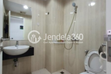 Bathroom Middle Floor 2BR Apartment with Perkebunan View at Sentul Tower Apartment
