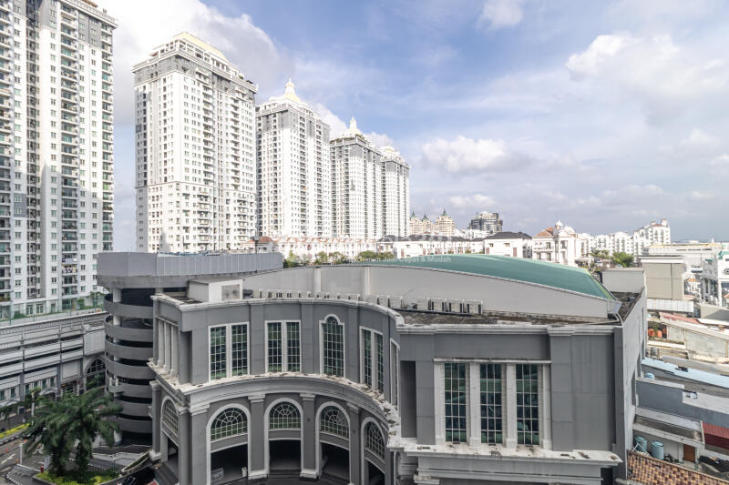 Balcony Fancy 1BR Apartment Low Floor with  View at MOI City Home