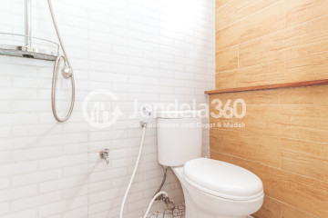 Bathroom 2BR Bintaro Park View Apartment at Middle Floor