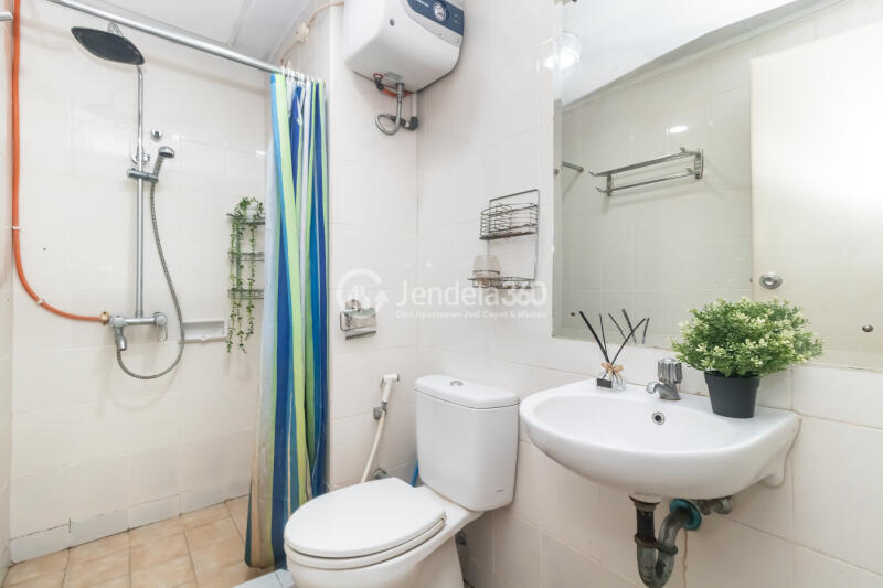 Bathroom 2BR Apartment with City View at Season City Apartment