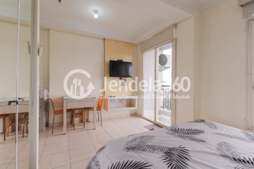 Bedroom Homey 1BR Apartment Middle Floor with garden golf View at Gardenia Boulevard Apartment