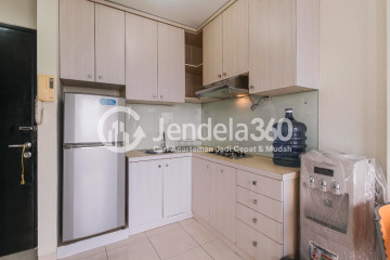 Kitchen Homey 1BR Apartment Middle Floor with garden golf View at Gardenia Boulevard Apartment