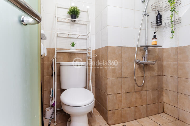 Bathroom Low Floor 2BR Apartment with  View at Green Pramuka City Apartment