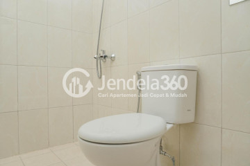 Bathroom Low Floor 2BR Apartment with City View at Vittoria Residence