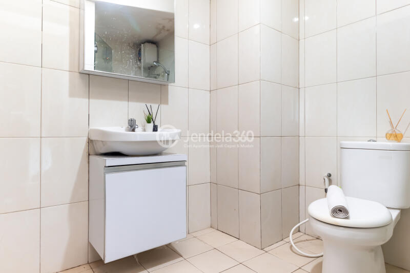 Bathroom Low Floor 1BR Apartment with City View at Callia Apartment