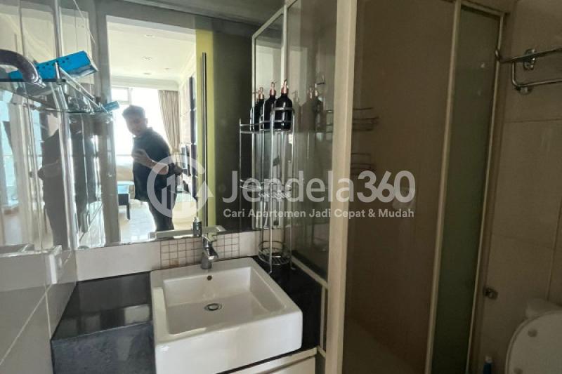 Bathroom Tidy 2BR Apartment Middle Floor with City View at Kuningan Place Apartment