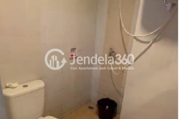 Bathroom Cozy 2BR Apartment High Floor with City View at Taman Melati Margonda Apartment