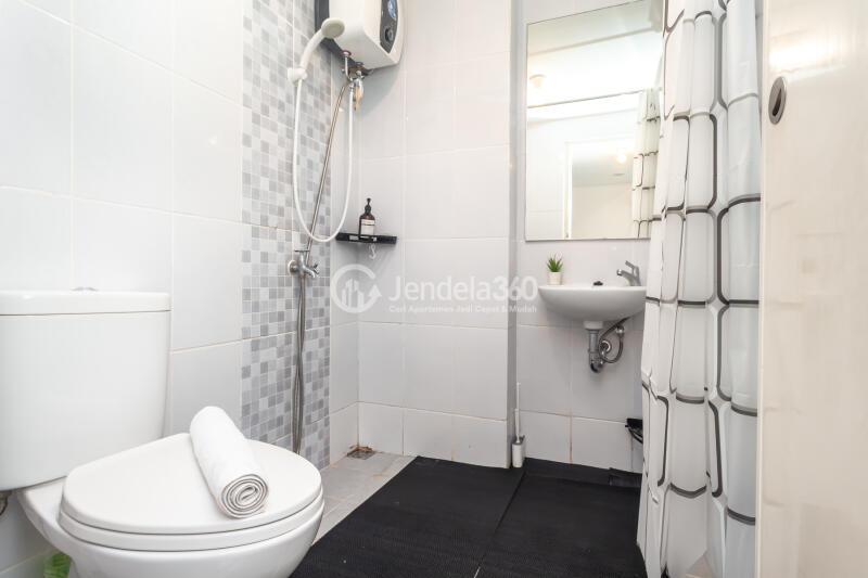 Bathroom High Floor 2BR Apartment with  View at Tokyo Riverside Apartment