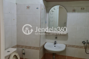 Bathroom 2BR Permata Eksekutif Apartment at Tower -