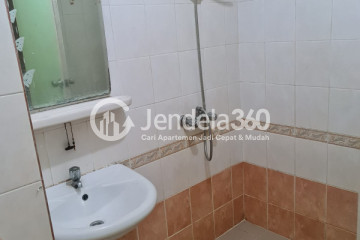 Bathroom 2BR Permata Eksekutif Apartment at Tower -