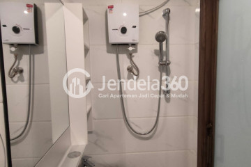 Bathroom Modern Studio Apartment High Floor with  View at Sky House Alam Sutera