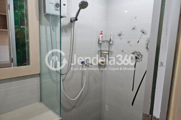Bathroom Spotless Studio Apartment at SkyView Apartment Low Floor