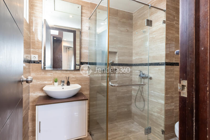 Bathroom High Floor 2BR Apartment with City View at Aspen Residence Apartment