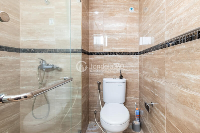 Bathroom High Floor 2BR Apartment with City View at Aspen Residence Apartment