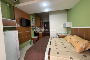 Bedroom Homey Studio Apartment Middle Floor with City View at Easton Park Residence Jatinangor