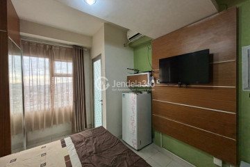 Bedroom Homey Studio Apartment Middle Floor with City View at Easton Park Residence Jatinangor