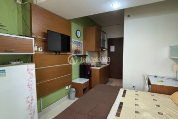 Bedroom Homey Studio Apartment Middle Floor with City View at Easton Park Residence Jatinangor