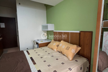 Bedroom Homey Studio Apartment Middle Floor with City View at Easton Park Residence Jatinangor