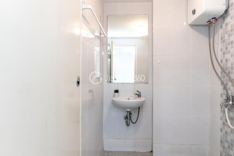 Bathroom 2BR Apartment with City View at Tokyo Riverside Apartment
